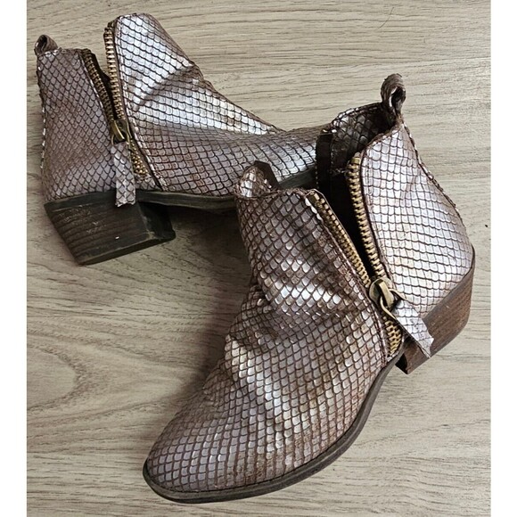 VERY G Metallic Cassidy V-Cut Dual Zipper Bootie Taupe Silver Snakeskin 8.5 - Picture 1 of 8